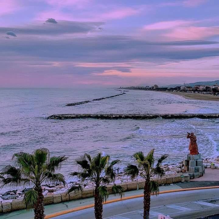 Апартаменти App Sul Lungomare Сан-Бенедетто-дель-Тронто Екстер'єр фото